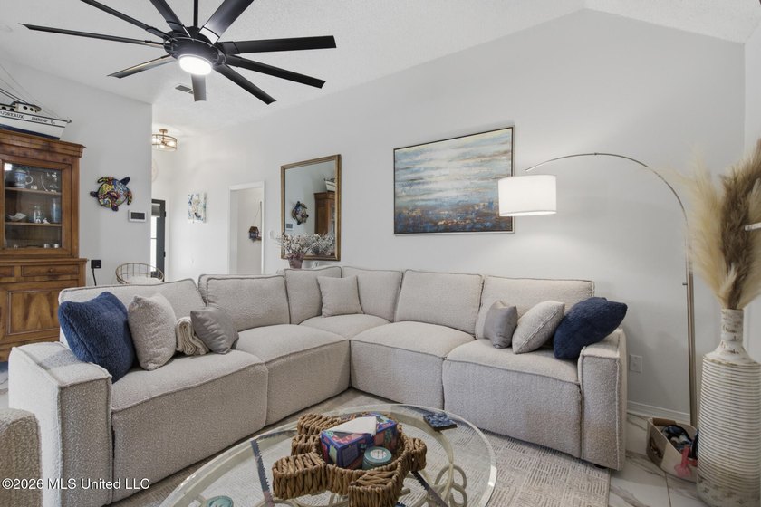 Welcome to 309 Woodcrest... a home in Long Beach so perfect that - photo 4