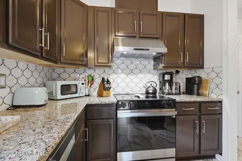 Welcome to 309 Woodcrest... a home in Long Beach so perfect that - photo 10