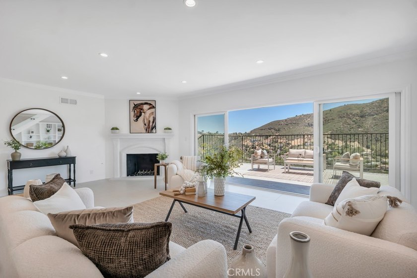 Welcome to 30 Stagecoach Road, an extraordinary estate nestled - photo 6