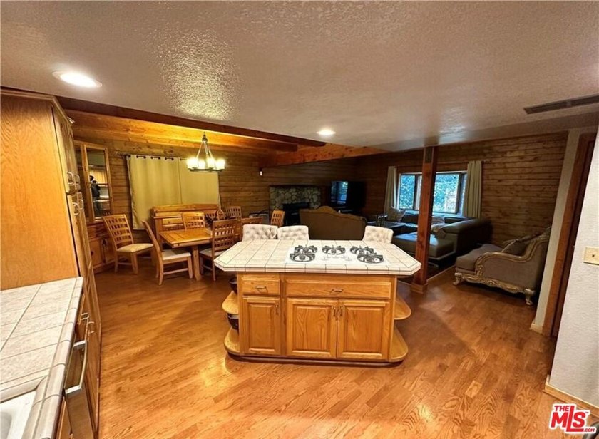 Welcome to this impressive custom mountain retreat nestled in - photo 2