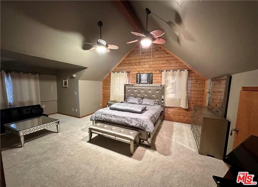 Welcome to this impressive custom mountain retreat nestled in - photo 4
