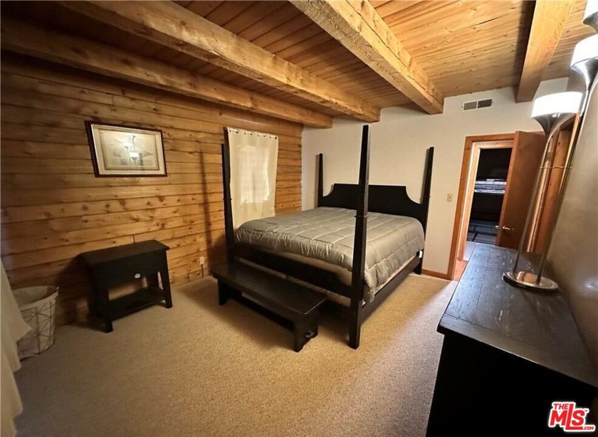 Welcome to this impressive custom mountain retreat nestled in - photo 6