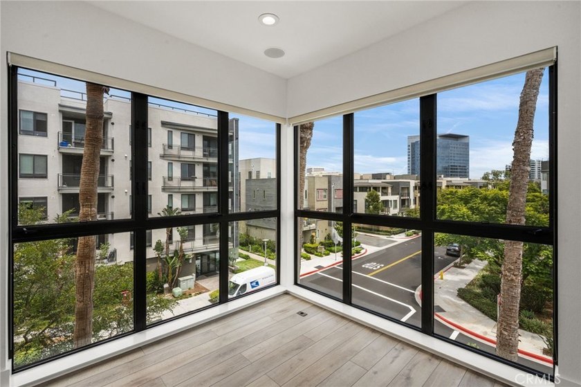 Welcome to your sanctuary in the sky. Perched on the third floor - photo 2