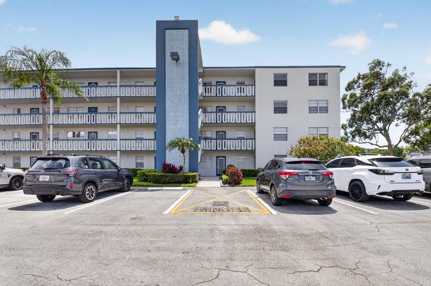 Light, bright,, and spacious 2 bedroom, 2 full bath apartment on - photo 2
