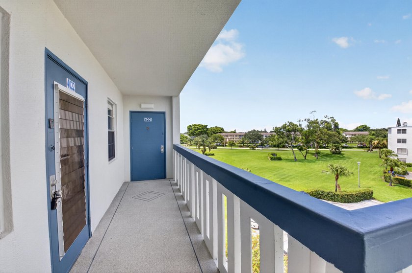 Light, bright,, and spacious 2 bedroom, 2 full bath apartment on - photo 3
