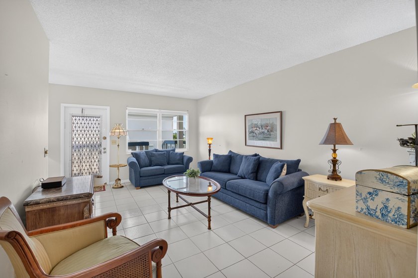 Light, bright,, and spacious 2 bedroom, 2 full bath apartment on - photo 4