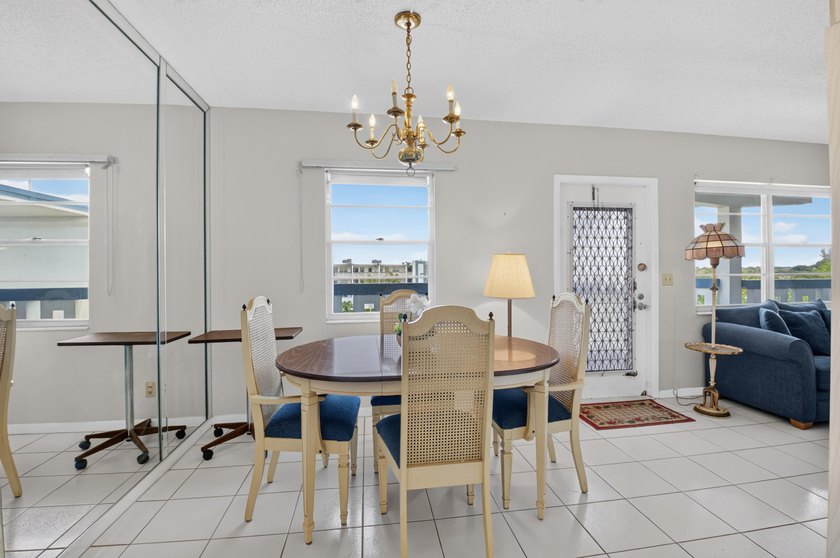 Light, bright,, and spacious 2 bedroom, 2 full bath apartment on - photo 5