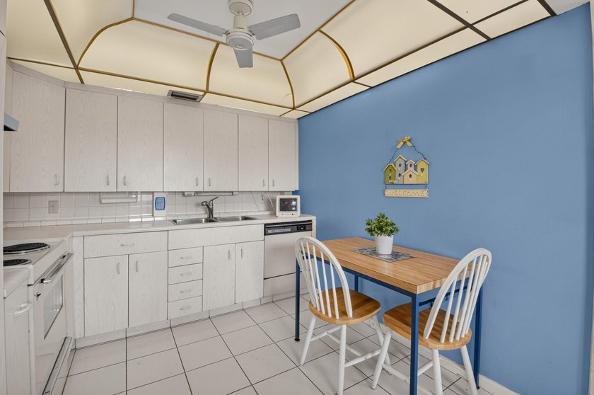 Light, bright,, and spacious 2 bedroom, 2 full bath apartment on - photo 6