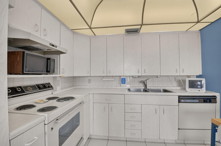 Light, bright,, and spacious 2 bedroom, 2 full bath apartment on - photo 7