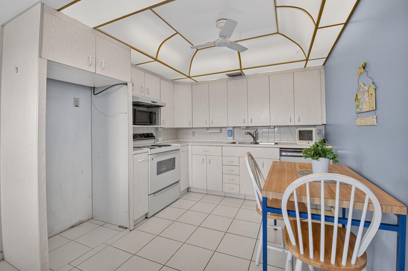 Light, bright,, and spacious 2 bedroom, 2 full bath apartment on - photo 8