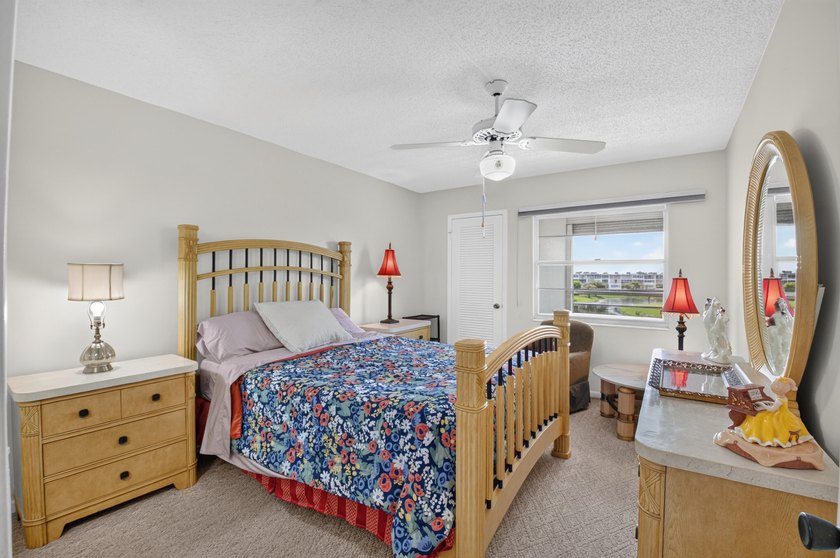Light, bright,, and spacious 2 bedroom, 2 full bath apartment on - photo 9