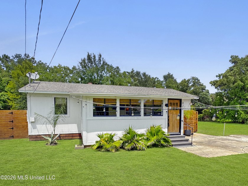Brand New FORTIFIED ROOF Just minutes to the beach, this - photo 2