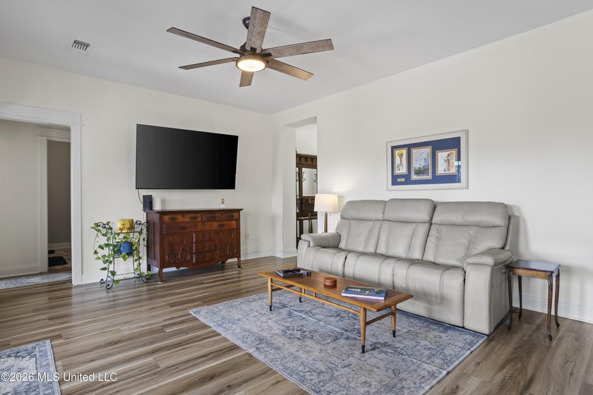Built just 5 years ago by Butler Homes, known for their quality - photo 9