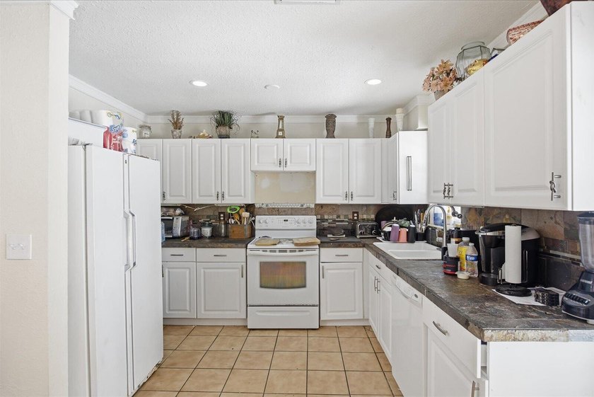 New Roof! Pool home! 3/2 plus bonus room! Huge backyard! Call - photo 12