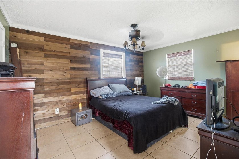 New Roof! Pool home! 3/2 plus bonus room! Huge backyard! Call - photo 13