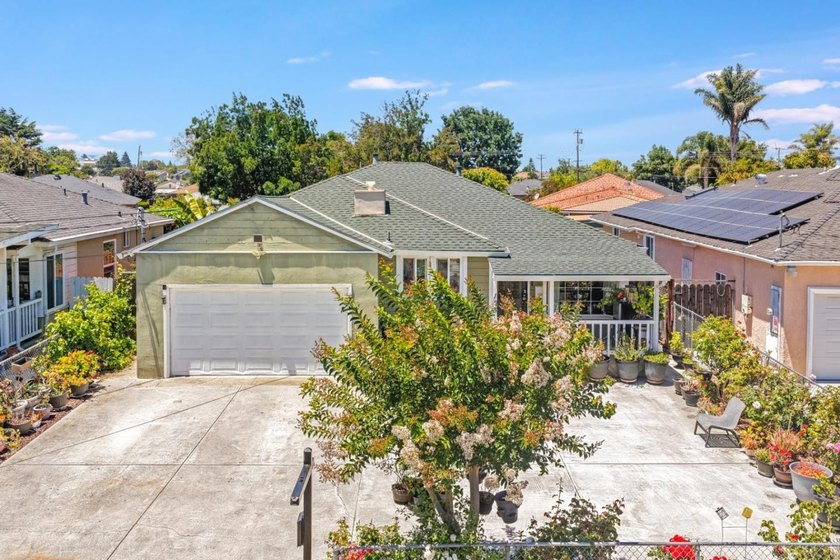 Welcome to 123 Gardenia Way in East Palo Alto, a spacious and - photo 2