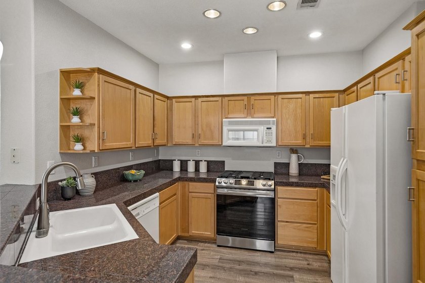Well maintained home in the coveted Basking Ridge Community! - photo 8