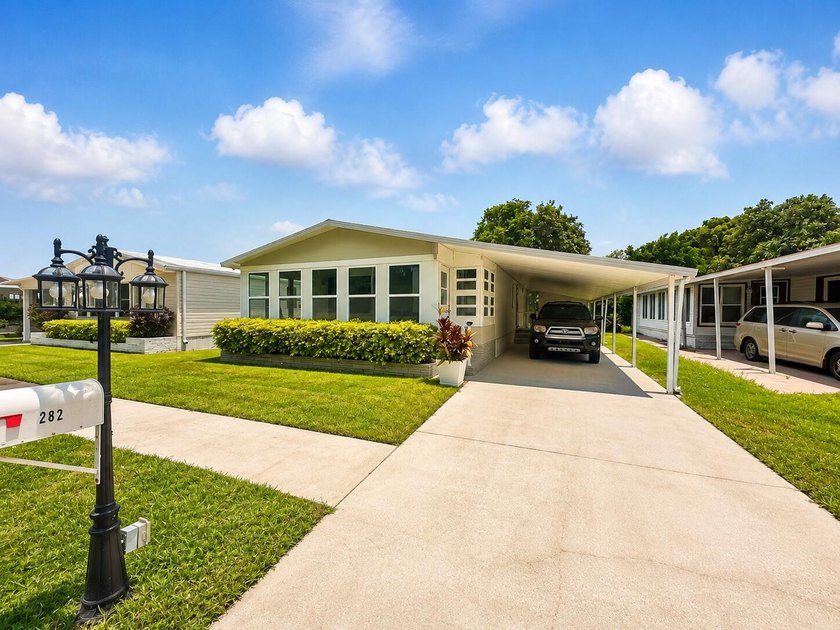 Move right into this beautifully renovated 2 bedroom, 2-bath - photo 2