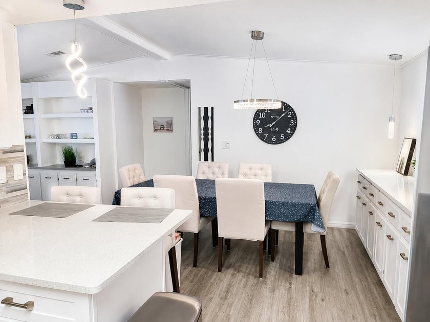 Move right into this beautifully renovated 2 bedroom, 2-bath - photo 3