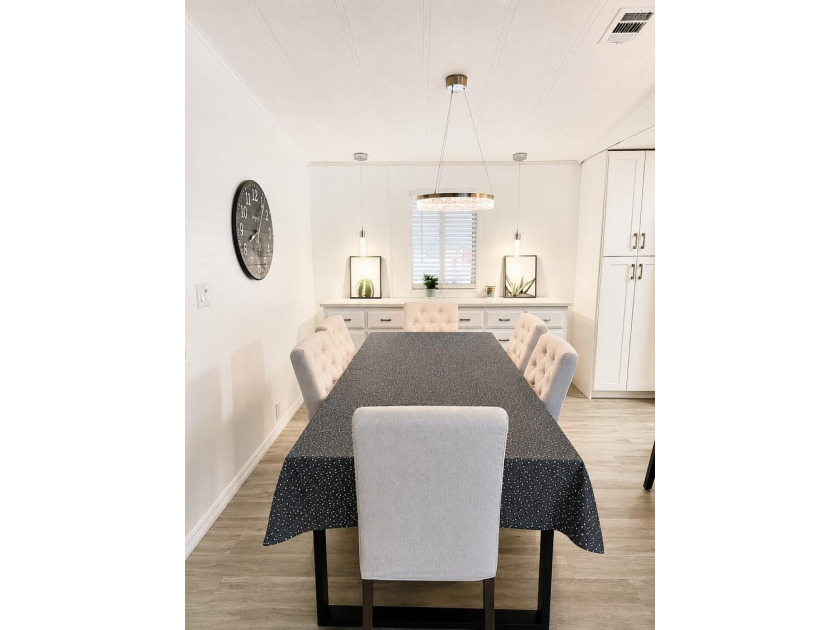 Move right into this beautifully renovated 2 bedroom, 2-bath - photo 4