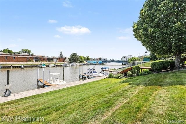 Rare opportunity to own a beautifully updated waterfront condo - photo 4