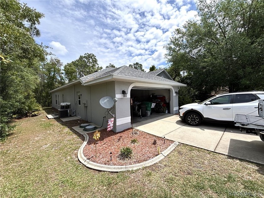 Welcome to this beautifully maintained 3-bedroom, 2-bathroom - photo 6