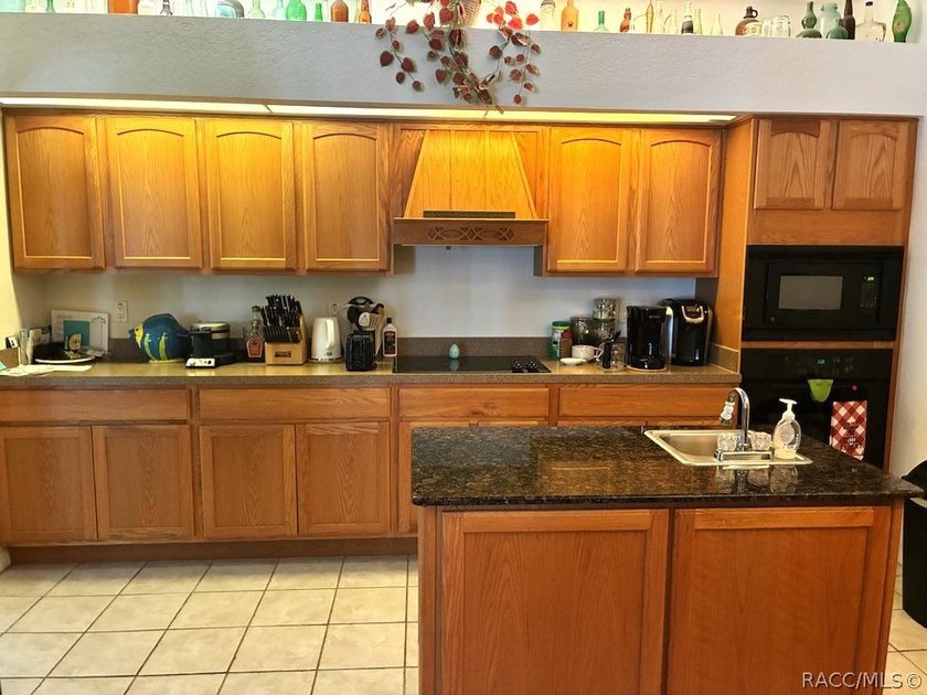 Welcome to this beautifully maintained 3-bedroom, 2-bathroom - photo 10
