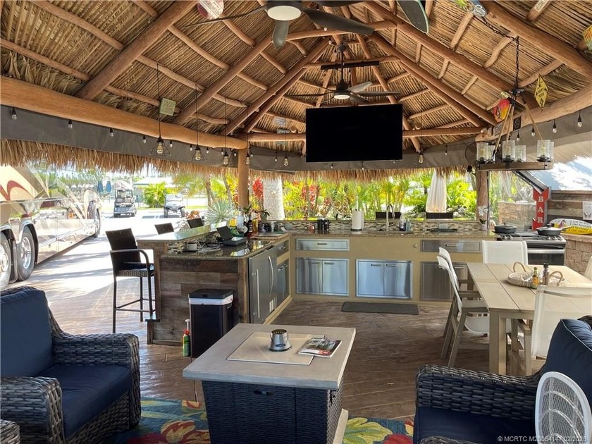 Spectacular sunset views over the lake and golf course set the - photo 5