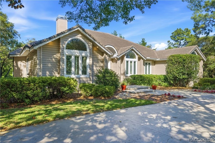 Opportunity awaits with the layout of this home. The main living - photo 2