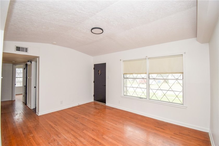 Cute and remodeled 3 bedroom house! ready to move in! Great - photo 12
