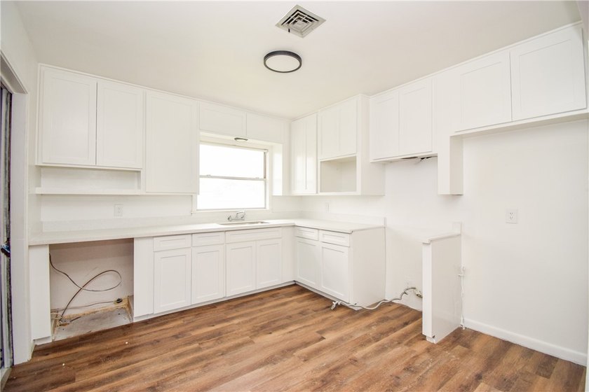 Cute and remodeled 3 bedroom house! ready to move in! Great - photo 13