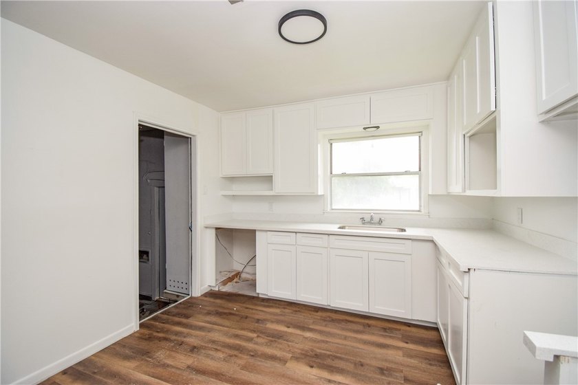 Cute and remodeled 3 bedroom house! ready to move in! Great - photo 17