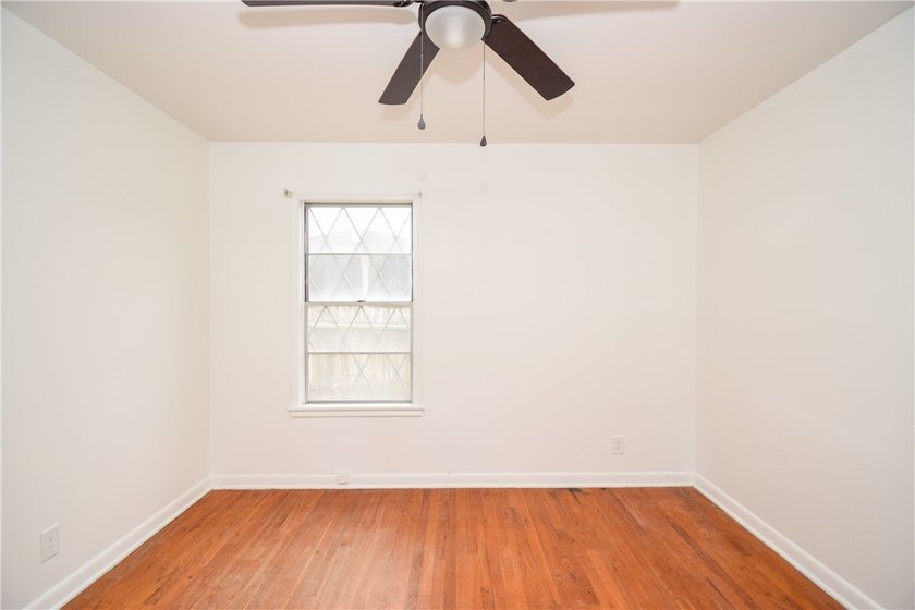 Cute and remodeled 3 bedroom house! ready to move in! Great - photo 18