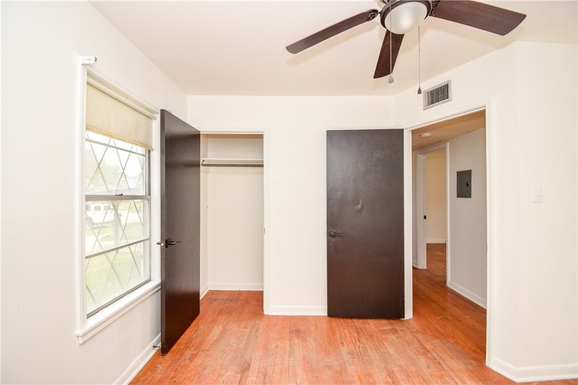 Cute and remodeled 3 bedroom house! ready to move in! Great - photo 20