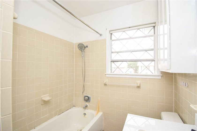 Cute and remodeled 3 bedroom house! ready to move in! Great - photo 22