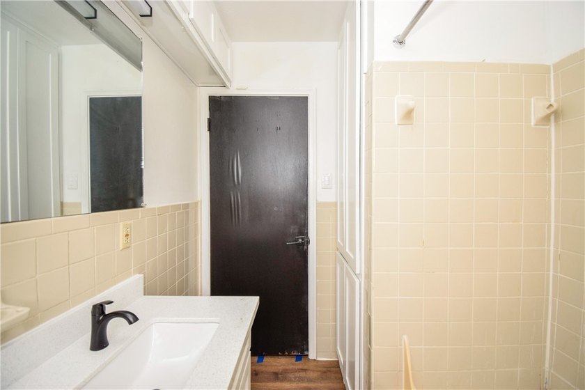 Cute and remodeled 3 bedroom house! ready to move in! Great - photo 23
