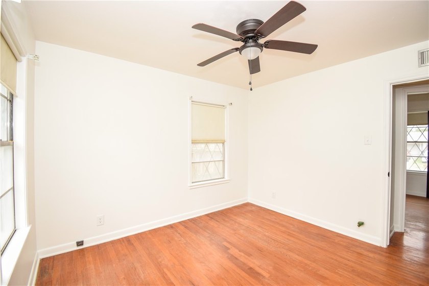 Cute and remodeled 3 bedroom house! ready to move in! Great - photo 24
