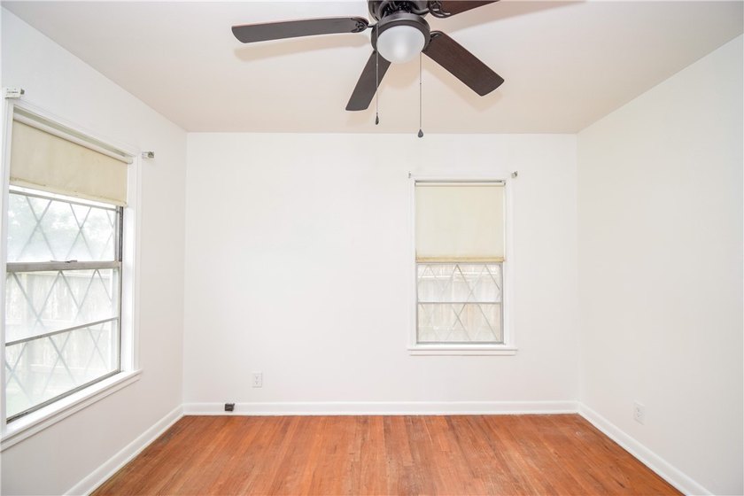 Cute and remodeled 3 bedroom house! ready to move in! Great - photo 25