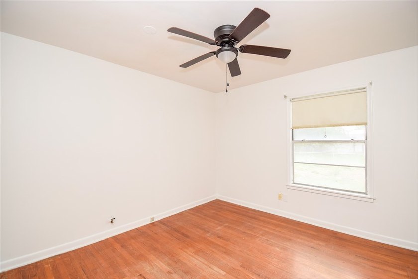 Cute and remodeled 3 bedroom house! ready to move in! Great - photo 28