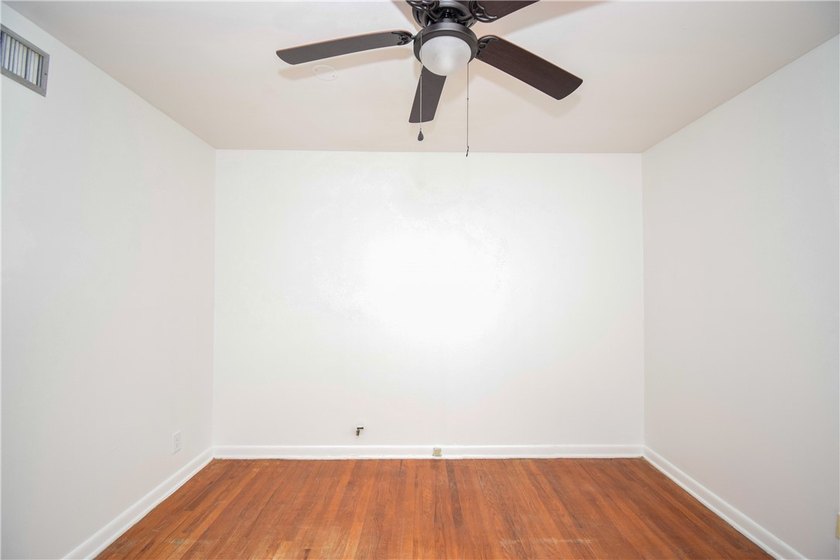 Cute and remodeled 3 bedroom house! ready to move in! Great - photo 31