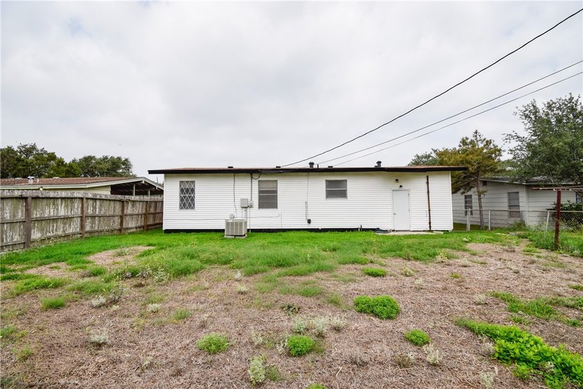 Cute and remodeled 3 bedroom house! ready to move in! Great - photo 33