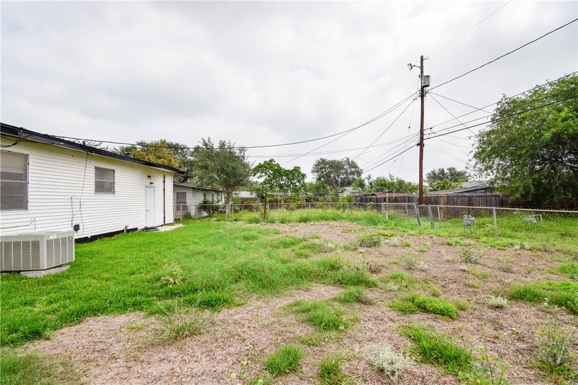 Cute and remodeled 3 bedroom house! ready to move in! Great - photo 35