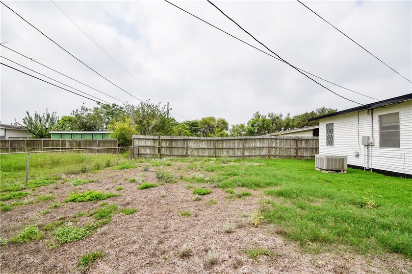 Cute and remodeled 3 bedroom house! ready to move in! Great - photo 36