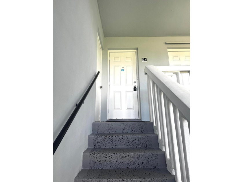 SPACIOUS, VACANT CORNER UNIT IN A DESIRABLE 55+ COMMUNITY. JUST - photo 3