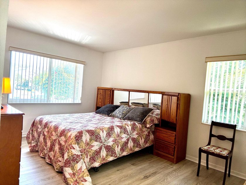 SPACIOUS, VACANT CORNER UNIT IN A DESIRABLE 55+ COMMUNITY. JUST - photo 5