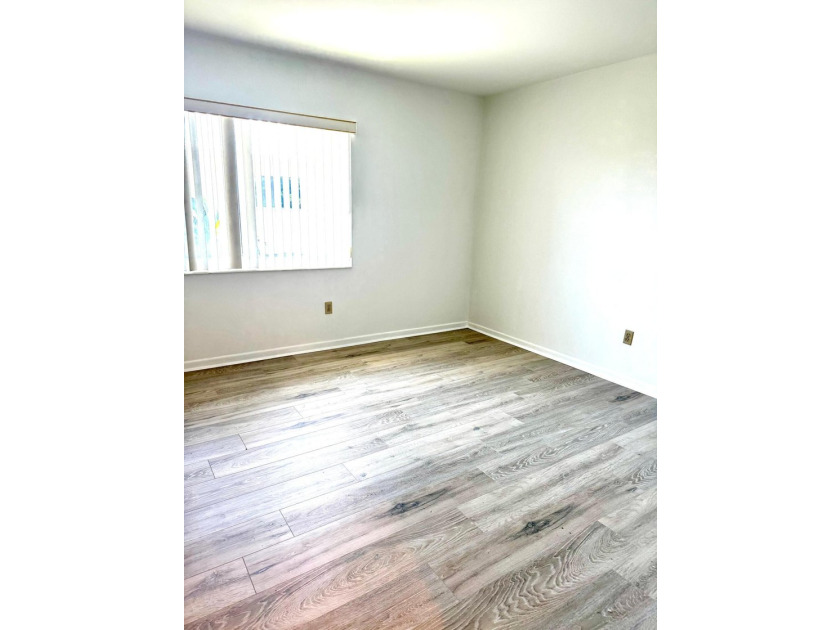SPACIOUS, VACANT CORNER UNIT IN A DESIRABLE 55+ COMMUNITY. JUST - photo 6