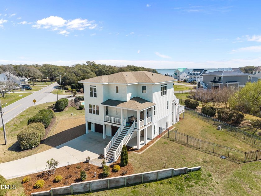 Welcome to your dream coastal retreat. This isn't just a house - photo 2