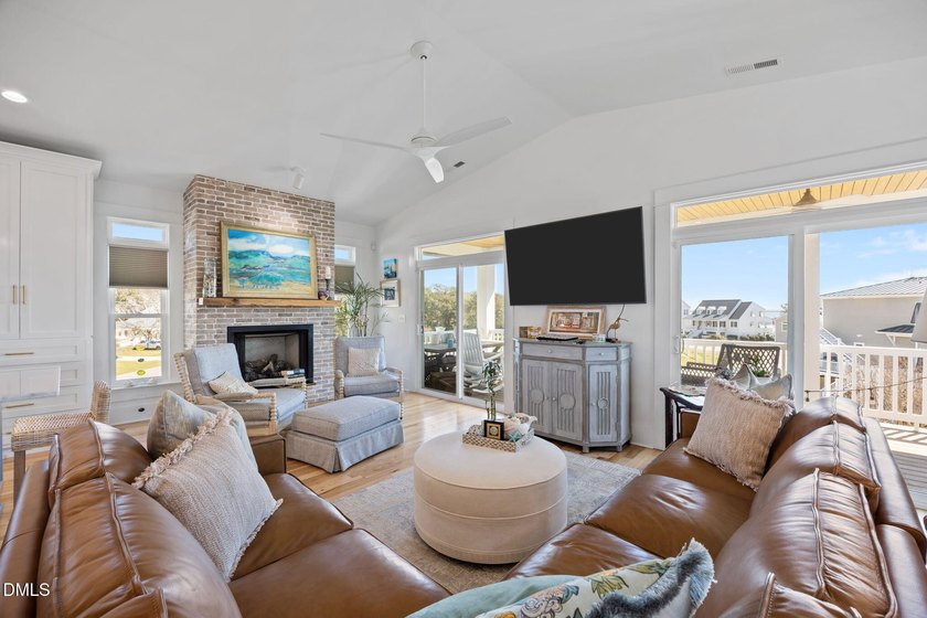 Welcome to your dream coastal retreat. This isn't just a house - photo 6