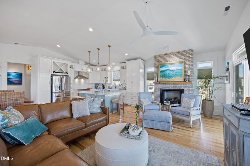 Welcome to your dream coastal retreat. This isn't just a house - photo 7