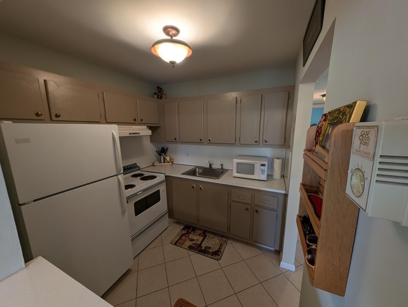 Investors dream. Cash Only. Very qualified tenant occupied with - photo 10